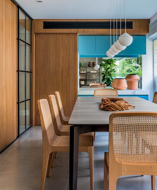 A sala de jantar tem cadeiras Bossa e mesa Bank, de Jader Almeida, na Dpot. Pendentes da Wentz Design (Foto: Renato Navarro / Divulgação)