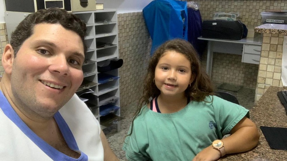 O médico Rodolfo da Silva e a filha Alícia, que morreu aos 7 anos com Covid-19 em Ribeirão Preto — Foto: EPTV/Reprodução