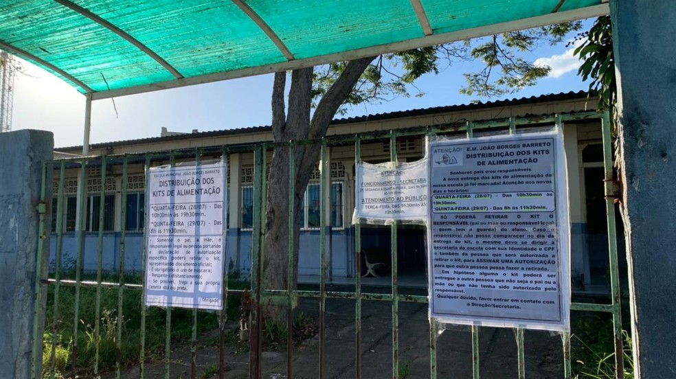 Comunicados foram colocados nas escolas informando sobre o adiamento — Foto: João Vítor Brum|Inter TV