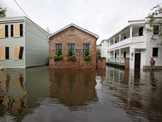 Ruas ficam alagadas em Charleston, Carolina do Sul, com passagem do furacão Matthew pelos EUA (Foto: Jonathan Drake/Reuters)