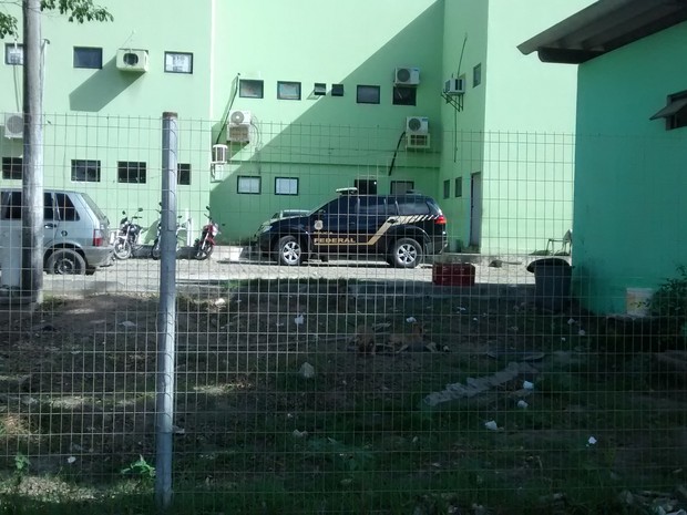 Viatura da Polícia Federal na manhã desta terça-feira (24) na CPPL I, em Itaitinga (Foto: Gioras Xerez/G1)