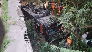 Bombeiros socorrem vítimas de acidente de ônibus em Além Paraíba — Foto: Divulgação / CBMMG