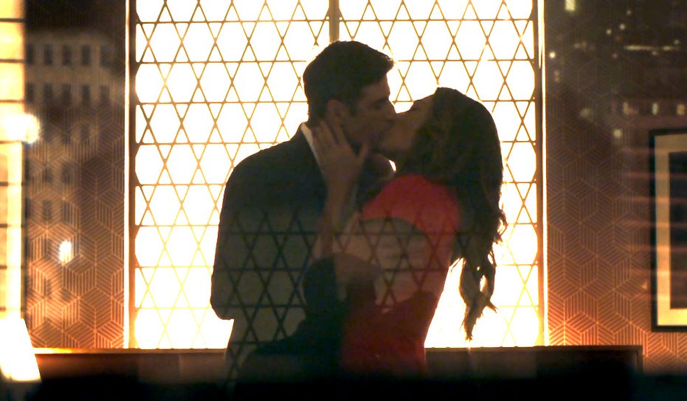 Os dois se beijam e vão para cama — Foto: TV Globo