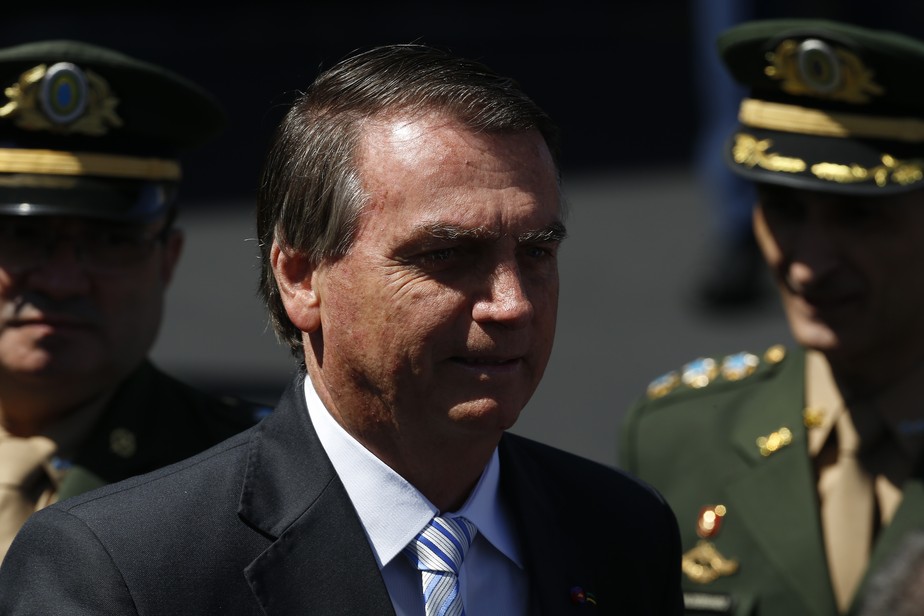 O presidente Jair Bolsonaro participa de cerimônia no Dia do Exército
