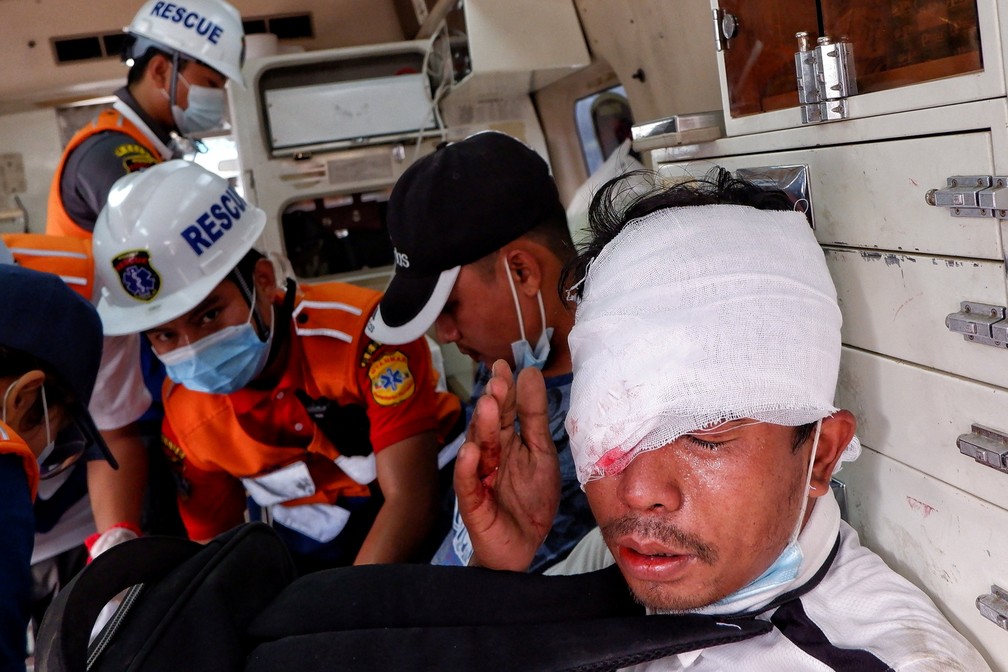 Serviço de emergência trata de manifestantes feridos em protestos contra golpe militar de Mianmar em 20 de fevereiro de 2021 — Foto: Reuters/Stringer