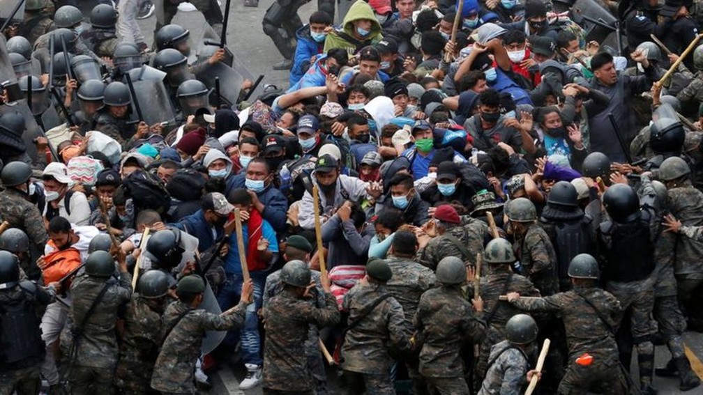 Forças de segurança da Guatemala entraram em choque com a enorme caravana que tenta chegar aos EUA — Foto: Reuters/BBC
