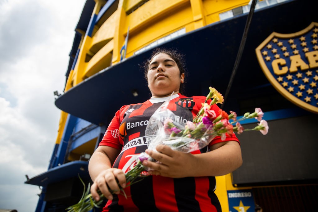 Fãs prestam homenagem a Maradona em frente ao estádio Bombonera (Foto: Getty Images)