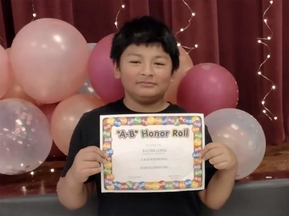 Xavier Lopez, uma das v&iacute;timas do massacre em uma escola no Texas, em 24 de maio de 2022, segura o certificado de honra que recebeu no mesmo dia dos ataques &mdash; Foto: Divulga&ccedil;&atilde;o/ redes sociais