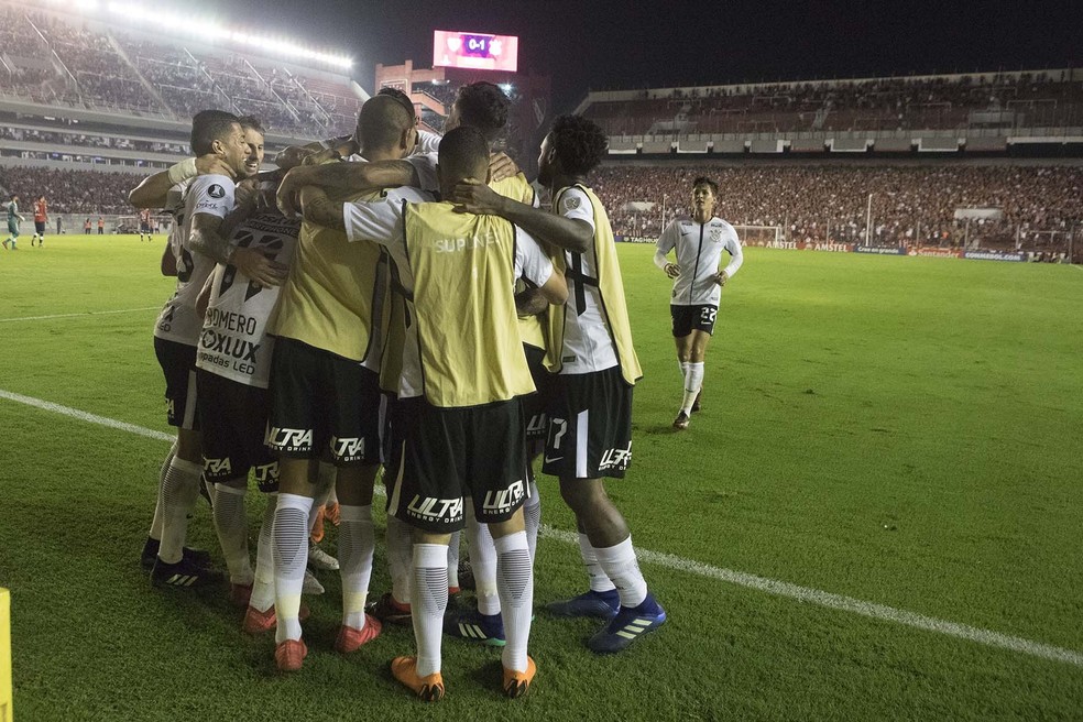 Titulares e reservas do Corinthians comemorando gol sobre o Independiente (Foto: Daniel Augusto Jr/Ag.Corinthians)
