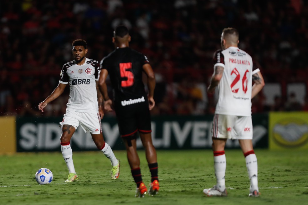 Bruno Viana jogou muito mal em sua última partida pelo Flamengo — Foto: Gilvan de Souza/Flamengo