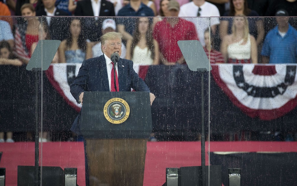 O presidente dos EUA, Donald Trump, discursa durante a âSaudaÃ§Ã£o Ã  AmÃ©ricaâ, no Lincoln Memorial, em Washington DC, no dia 4 de julho â Foto: Sarah Silbiger/Getty Images/AFP