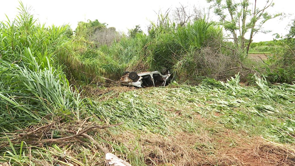 Carro da família foi encontrado no meio da vegetação em Monte Alto, SP, e pode ter sido levado por correnteza de tromba d'água — Foto: Luciano Tolentino/EPTV