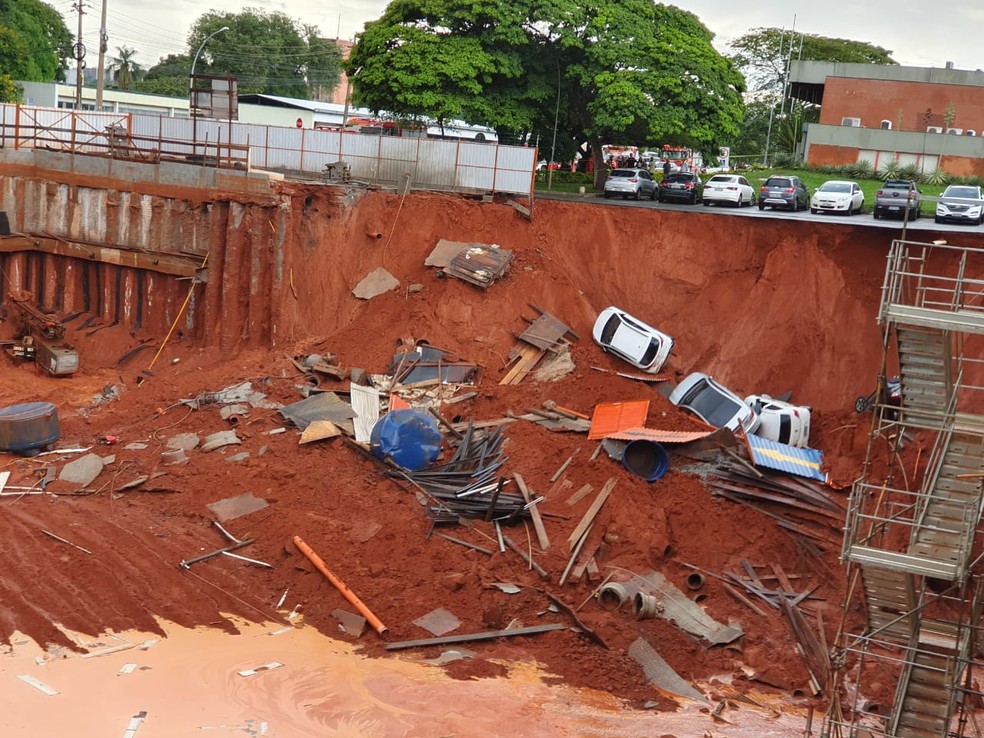 Cratera se abre e engole carros em Brasília — Foto: Pedro Borges/TV Globo