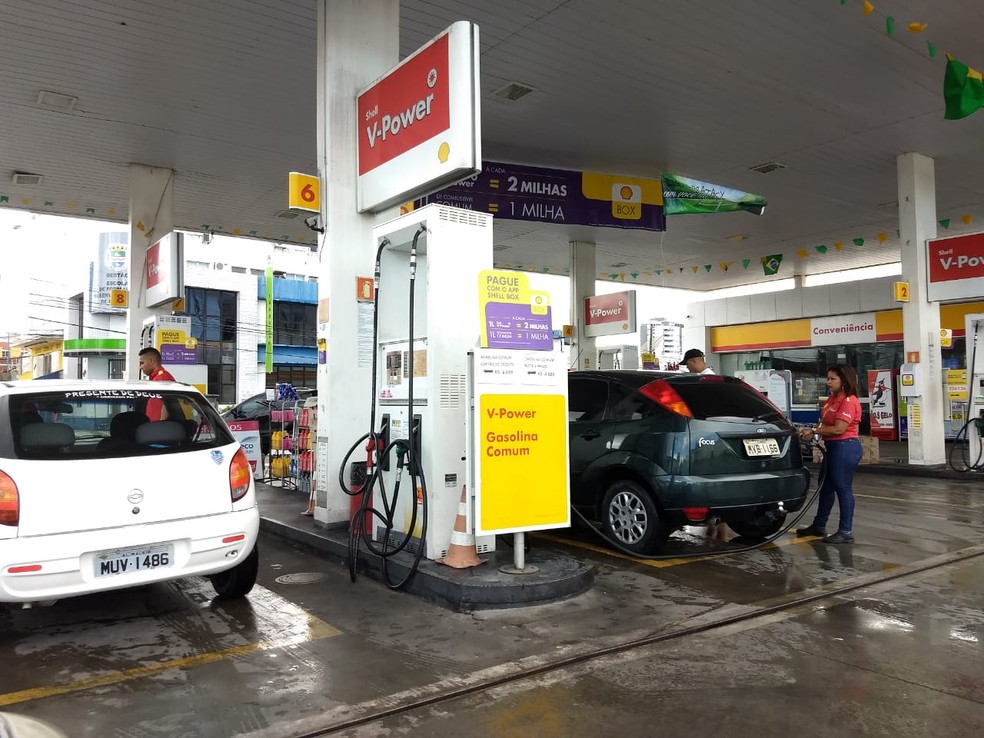 Posto no bairro do Farol, em Maceió, recebeu estoque de gasolina no sábado à noite, mas não durou muito  (Foto: Derek Gustavo/G1)