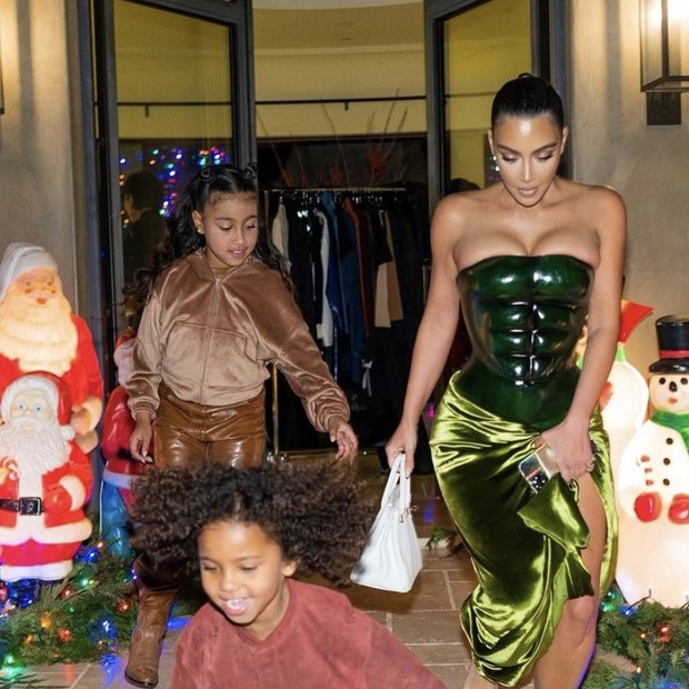 Com look polêmico, Kim Kardashian curte Natal em família (Foto: Reprodução/Instagram)