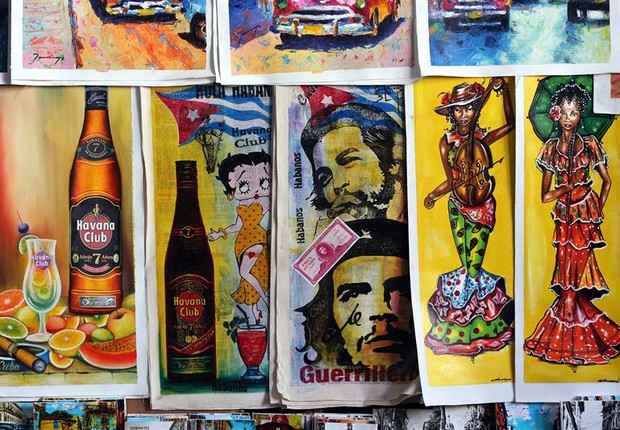 Pinturas de Che Guevara são vendidas em mercado de Havana, em Cuba (Foto: Alejandro Ernesto/EFE)