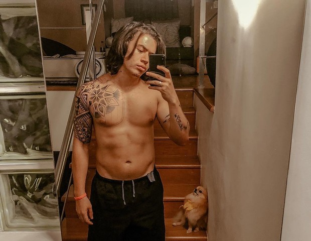 Whindersson Nunes exibe tanquinho de short e meias - Quem ...
