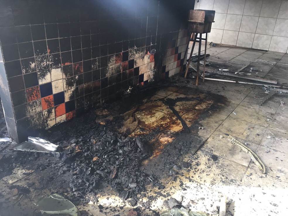 Incêndio atingiu parte que era utilizada como loja de conveniência (Foto: Valmir Custódio/G1)