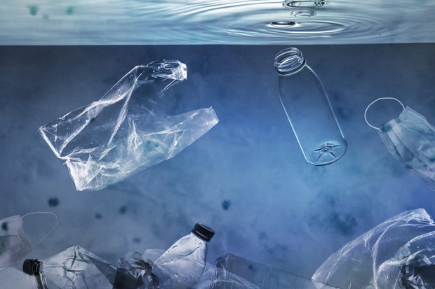Pandemia gerou mais de 25 mil toneladas de lixo plástico para os oceanos (Foto: Freepik)