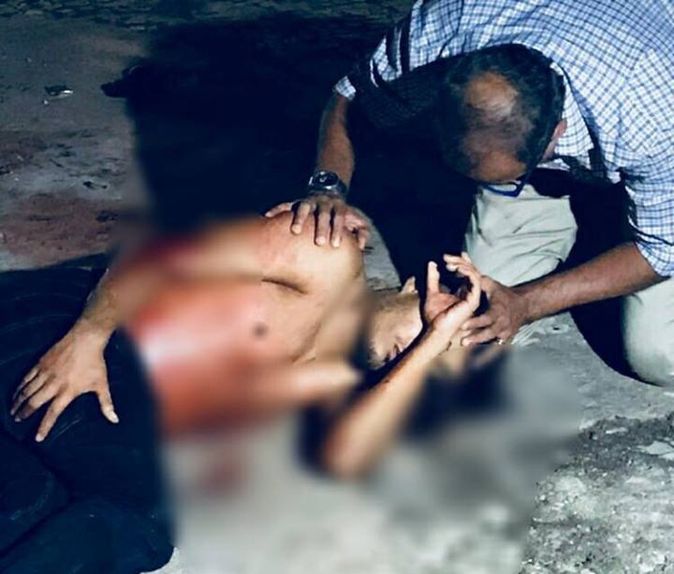 Assaltante pede oração de pastor instantes após ser atingido em troca de tiros com a Polícia, em Belém. (Foto: Arquivo Pessoal / Rosivaldo Almeida)