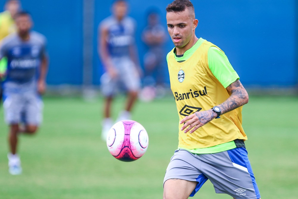 Luan se furta de dar resposta a Renato, mas brinca: Estou chegando