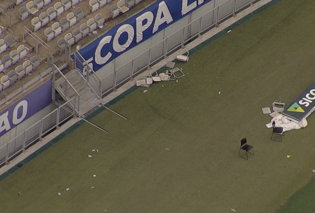 Torcedores do Cruzeiro quebraram cadeiras no Mineirão; destruição ainda é vista nesta segunda (9) — Foto: Globocop