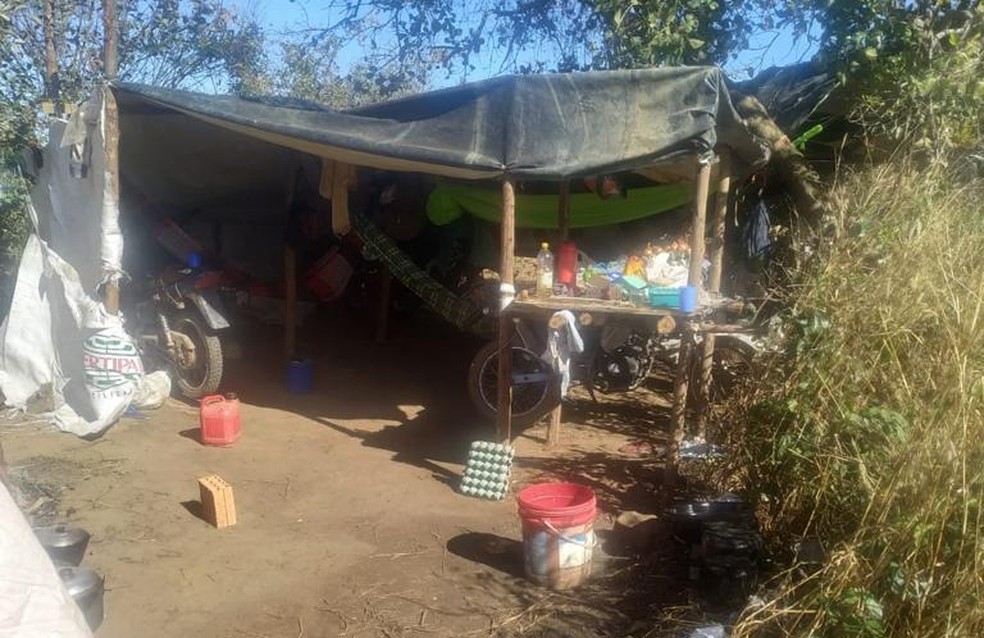 Dez trabalhadores são resgatados em situação análoga à escravidão, dormindo sob lonas e cozinhando de forma improvisada no Piauí — Foto: Reprodução/MPT