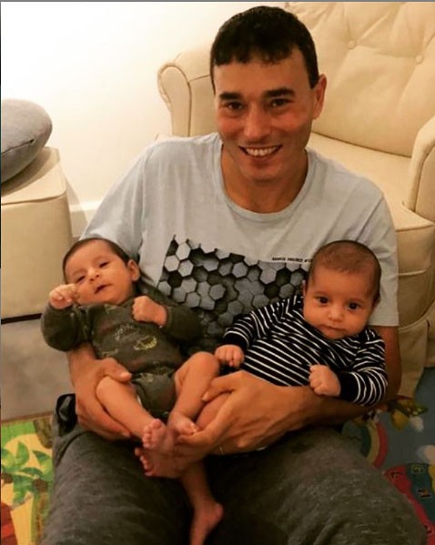 André Rizek e os gêmeos (Foto: reprodução instagram)