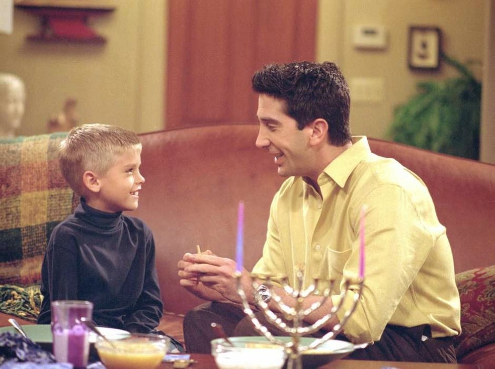 Cole Sprouse em 'Friends', no papel de Ben, filho de Ross (David Schwimmer) — Foto: Divulgação