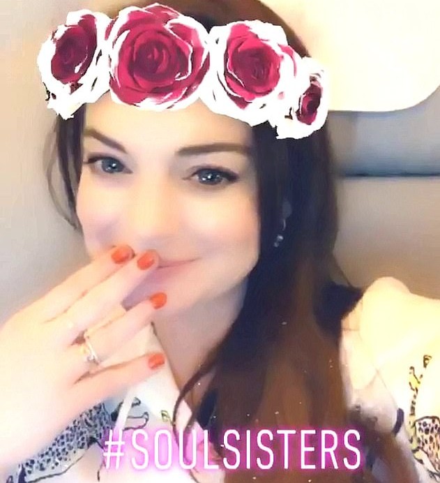A atriz Lindsay Lohan celebrando as férias na companhia da irmã em post nas redes sociais (Foto: Instagram)