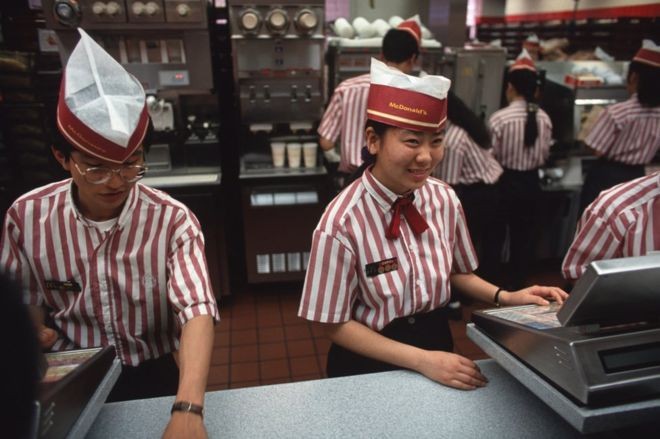 BBC - O primeiro restaurante McDonald's na China foi inaugurado em Shenzhen em 1990 (Foto: Getty Images via BBC News)