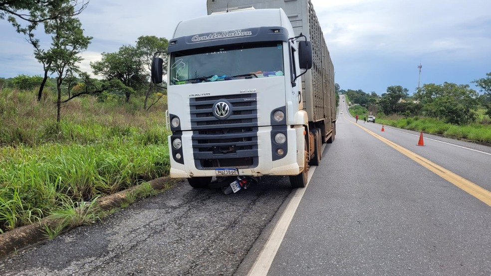 Com o impacto, a moto ficou debaixo da carreta — Foto: PMRv