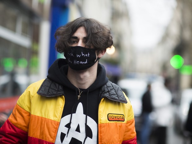 PARIS, FRANCE - JANUARY 23:  A showgoer wears a "Fuck what you heard" mask over their mouth and a orange ombre Toyota jacket on January 23, 2016 in Paris, France.  (Photo by Melodie Jeng/Getty Images) (Foto: Getty Images)