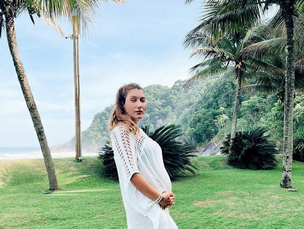 Gabriela Pugliesi exibe barriga em look branco (Foto: Reprodução/Instagram)