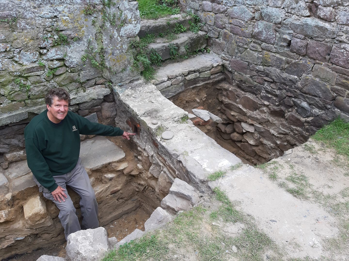 Escavações revelaram bunker nazista nas ruínas de um forte na ilha Alderney no Canal da Mancha (Foto: Dig Alderney/Facebook )