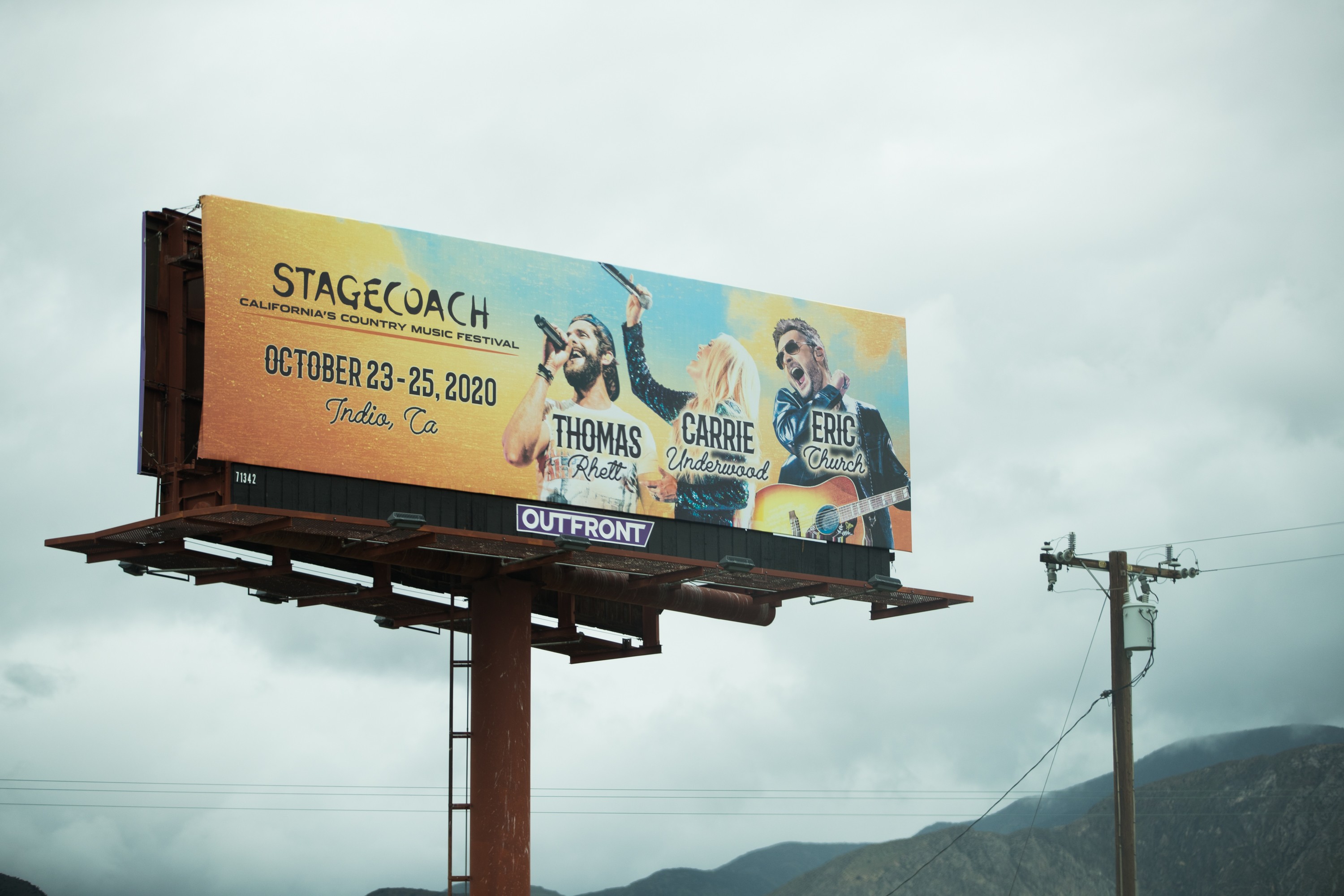 Outdoor com anúncio do festival Stagecoach que aconteceria em abril de 2020 (Foto: Getty Images)