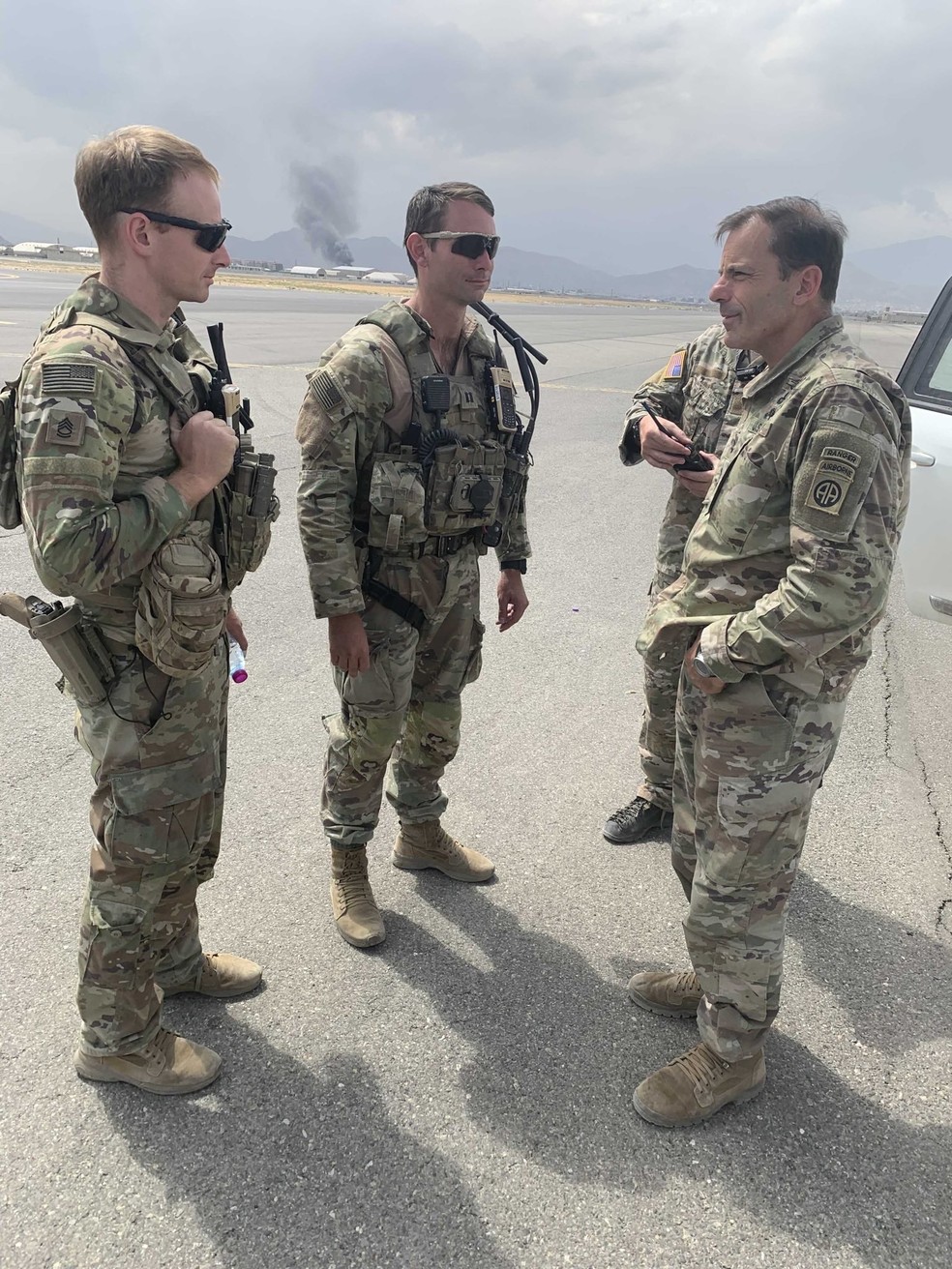 Major-general Christopher Donahue (direita) conversa com soldados no aeroporto de Cabul, Afeganistão, em foto sem data — Foto: Reprodução/82ndABNDiv