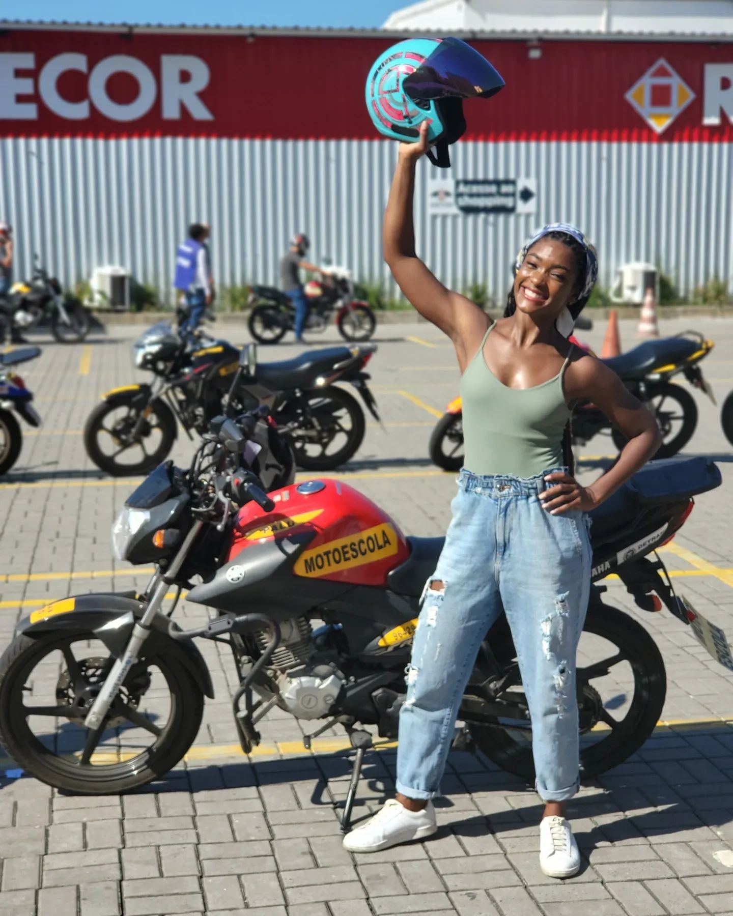 Erika Januza comemora habilitação de moto e conta história sobre o pai (Foto: Reprodução / Instagram)