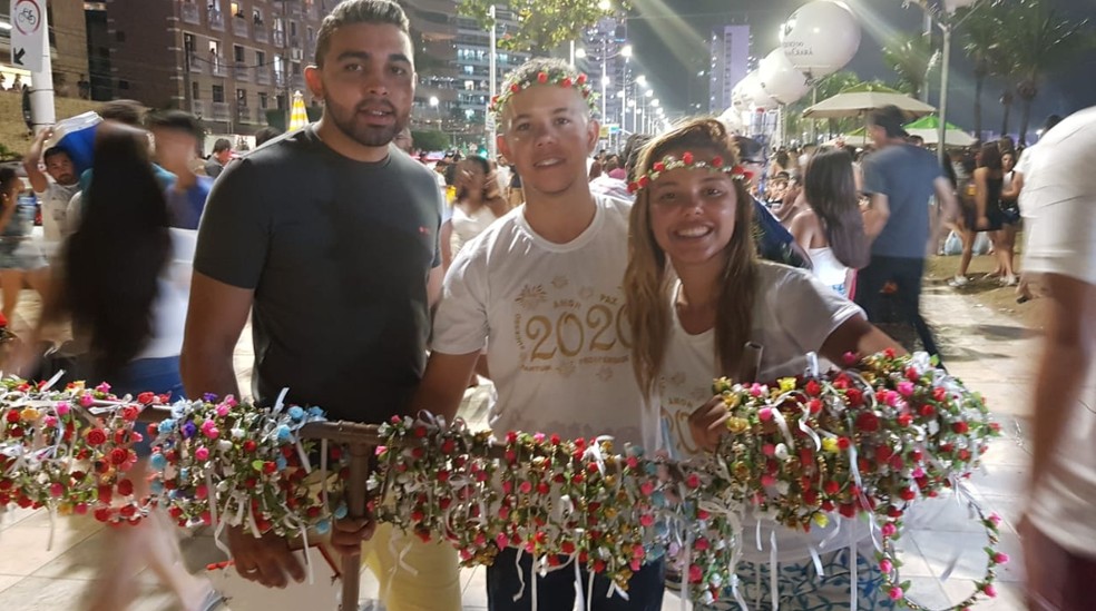 Roberta Mirela Gomes de Moura de 22 anos foi para o aterro vender flores. Há quatro anos que ela trabalha no local. — Foto: Lyana Ribeiro/Sistema Verdes Mares