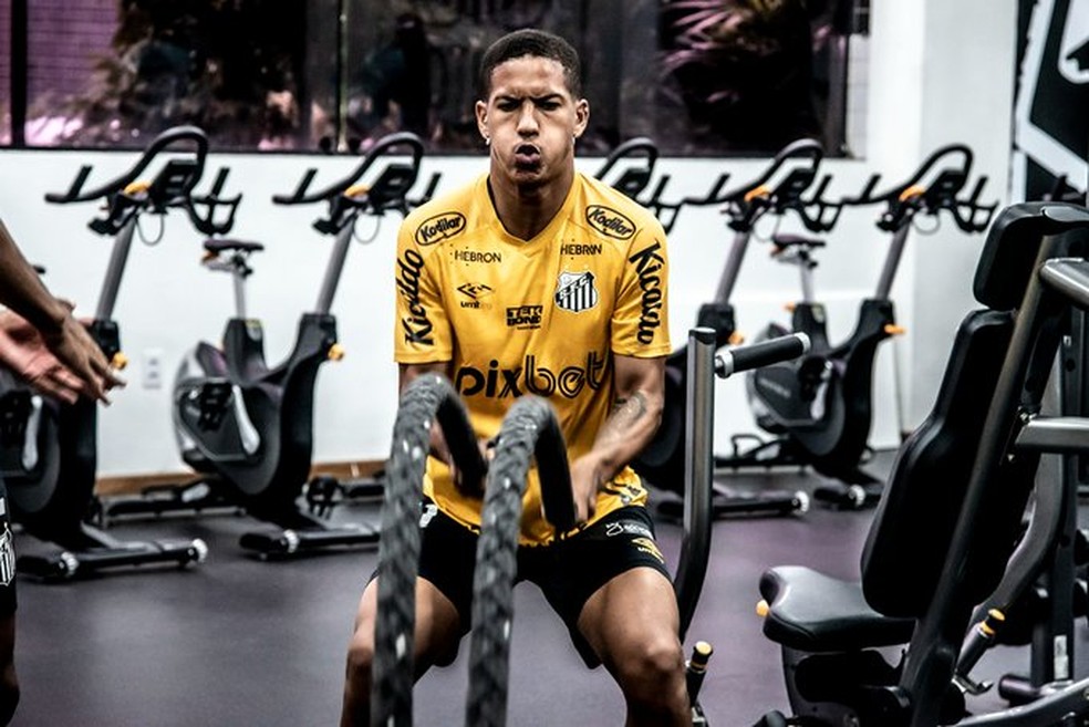 Atacante &Acirc;ngelo durante trabalho no CT Rei Pel&eacute;  &mdash; Foto: Ivan Storti/ Santos FC 