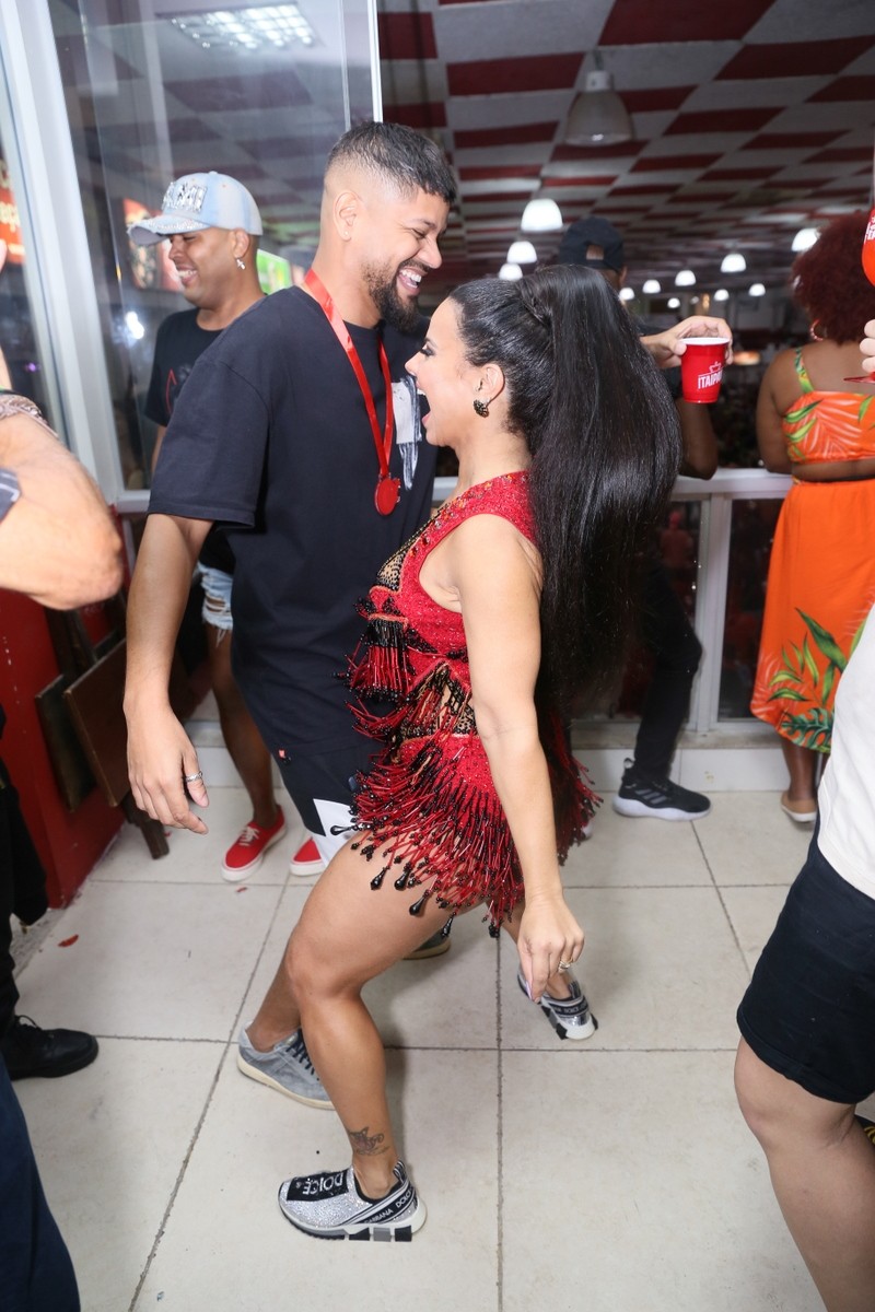 Viviane Araújo troca chamegos com o marido, Guilherme Militão (Foto: Anderson Borde/AgNews)