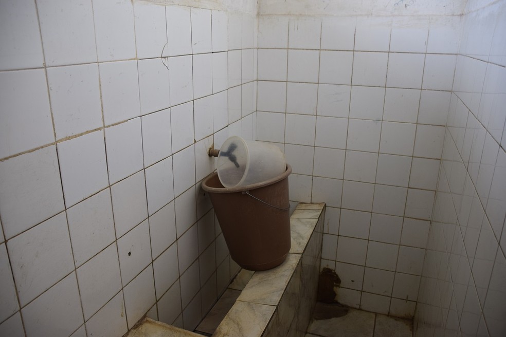 Banheiro da Unidade Escolar Thomaz de Aquino Andrade, em SÃ£o LuÃ­s (Foto: DivulgaÃ§Ã£o/MP-MA)