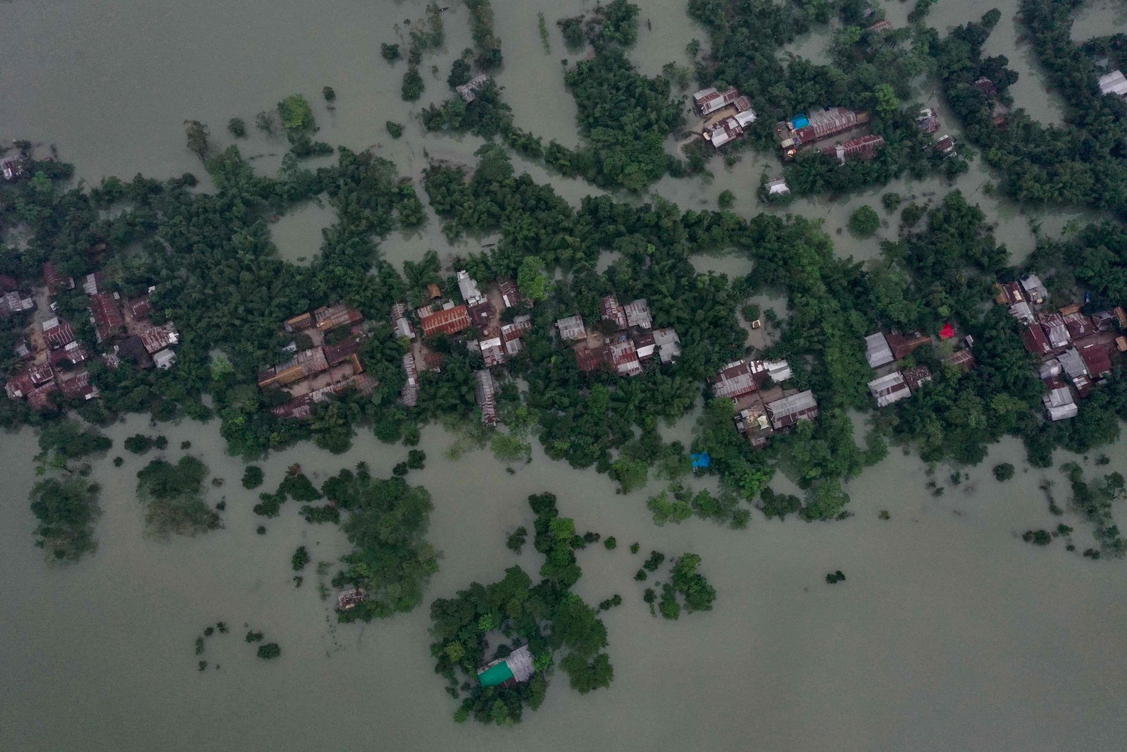 Imagem  aérea mostra uma área inundada após fortes chuvas de monção em Goyainghat, em Bangladesh — Foto: AFP