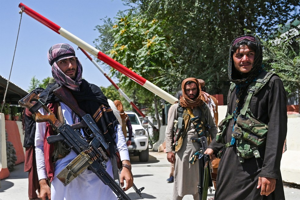 Combatentes do Talibã fazem guarda em uma via perto da Praça Zanbaq, em Cabul, nesta segunda (16) — Foto: Wakil Kohsar/AFP