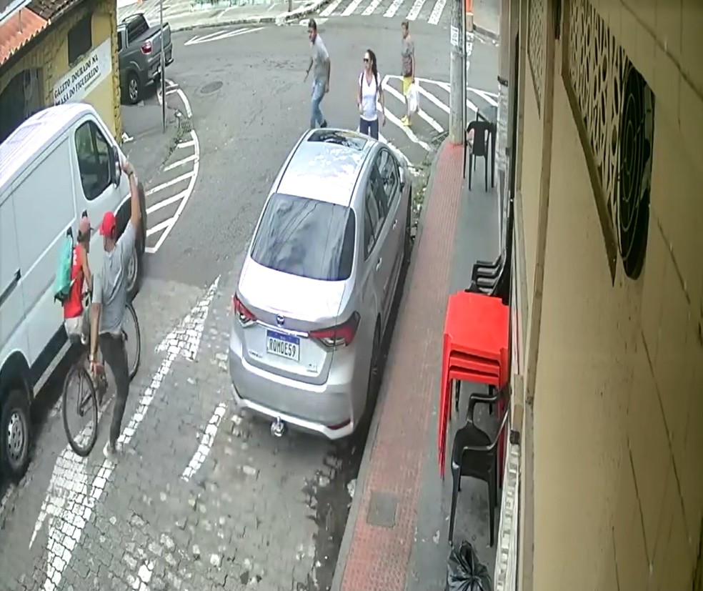  População impediu fuga de suspeito de furtar bicicleta  — Foto: Reprodução/TV Gazeta