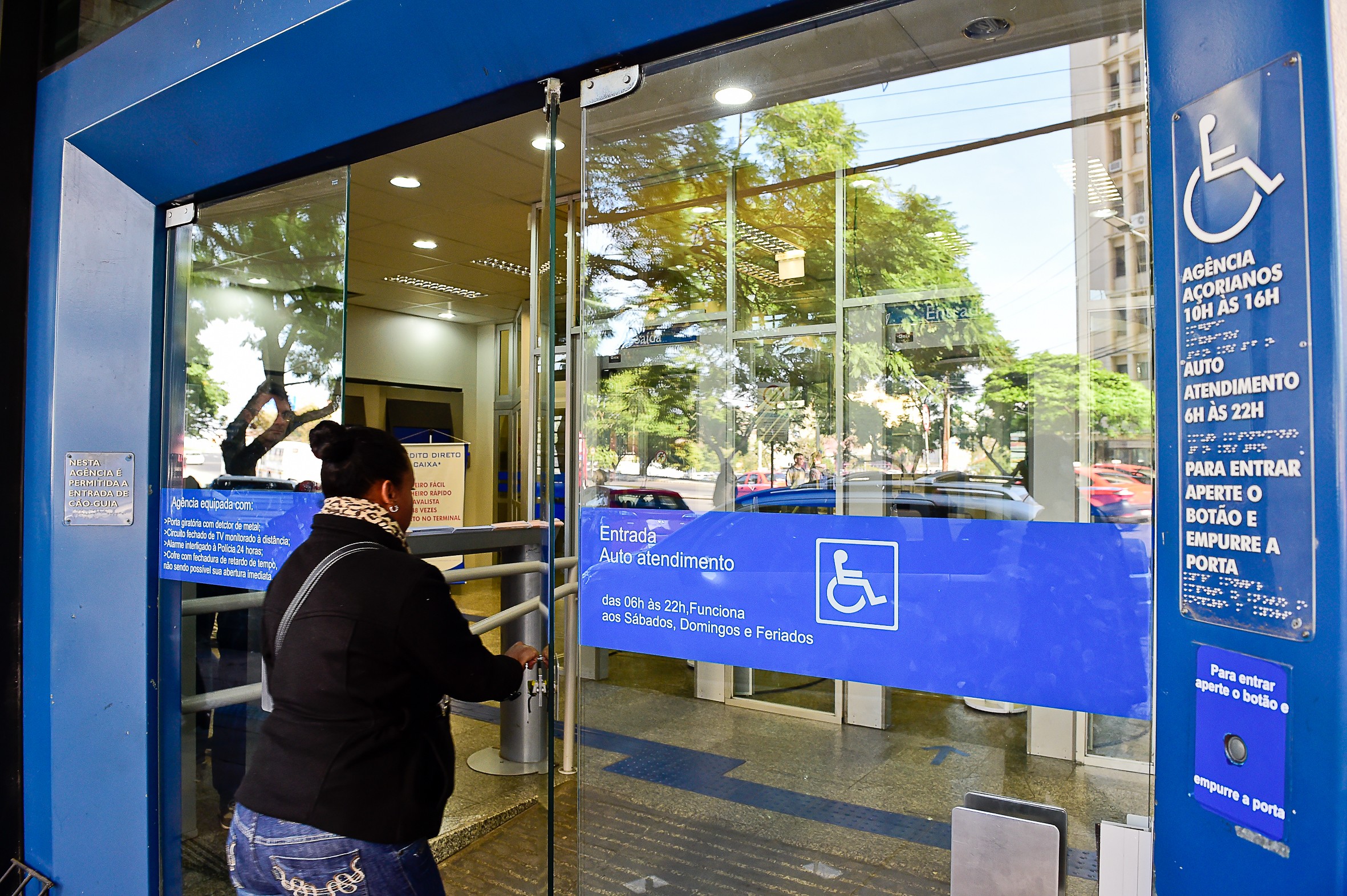 Prefeito de Porto Alegre sanciona desobrigação de portas giratórias apenas para agências bancárias sem circulação de dinheiro