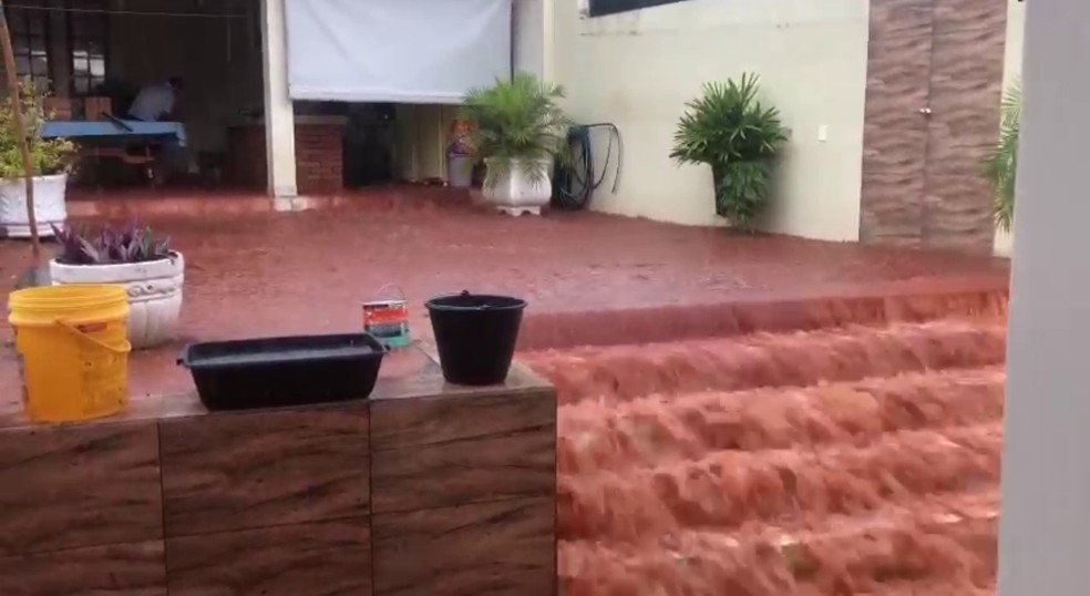 Enxurrada invade residências do Distrito de Maristela, no interior de São Paulo.  — Foto: Redes sociais