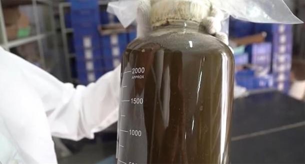 Os 5,2 litros do líquido serão analisados em Pequim (Foto: Reprodução/SanmenxiaArchaeology)