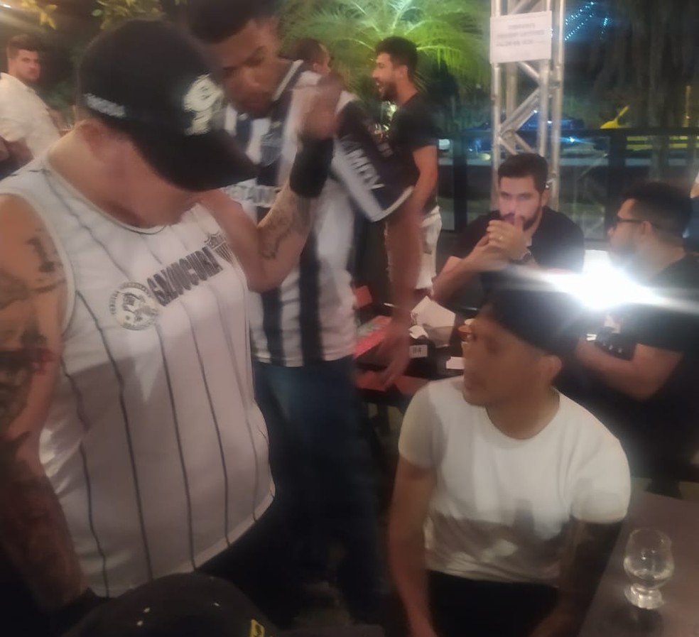 Integrantes de organizada do Atlético-MG cobram Zaracho em bar — Foto: Reprodução/redes sociais