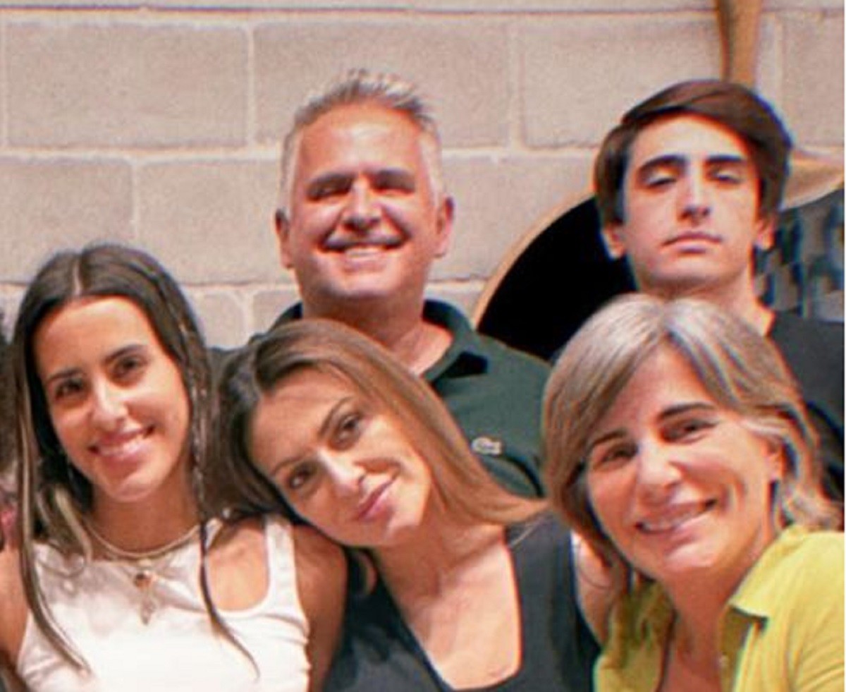 Ana Pires de Morais celebra aniversário com os irmãos Bento e Cleo e os pais, Gloria Pires e Orlando Morais (Foto: Reprodução/Instagram)